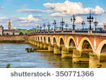 Le pont de pierre de Bordeaux à 10km du gite Lucilda
